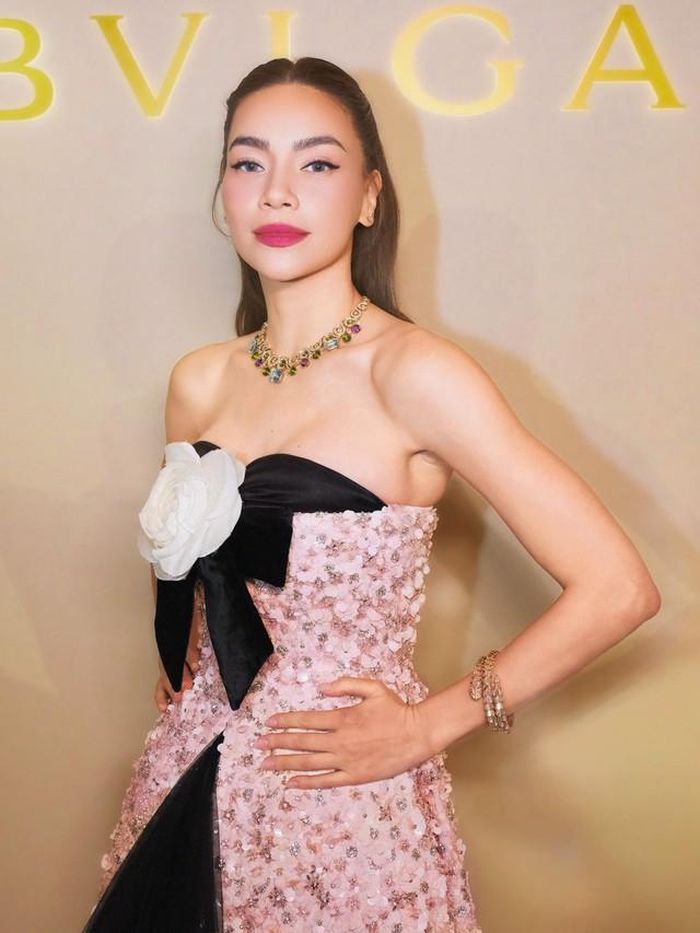 Xuất hiện ở xứ người, nữ ca sĩ quê Quảng Trị luôn nổi bật với thần thái sang trọng và thanh lịch. Điều đáng chú ý là chiếc vòng cổ mà Hồ Ngọc Hà sử dụng.