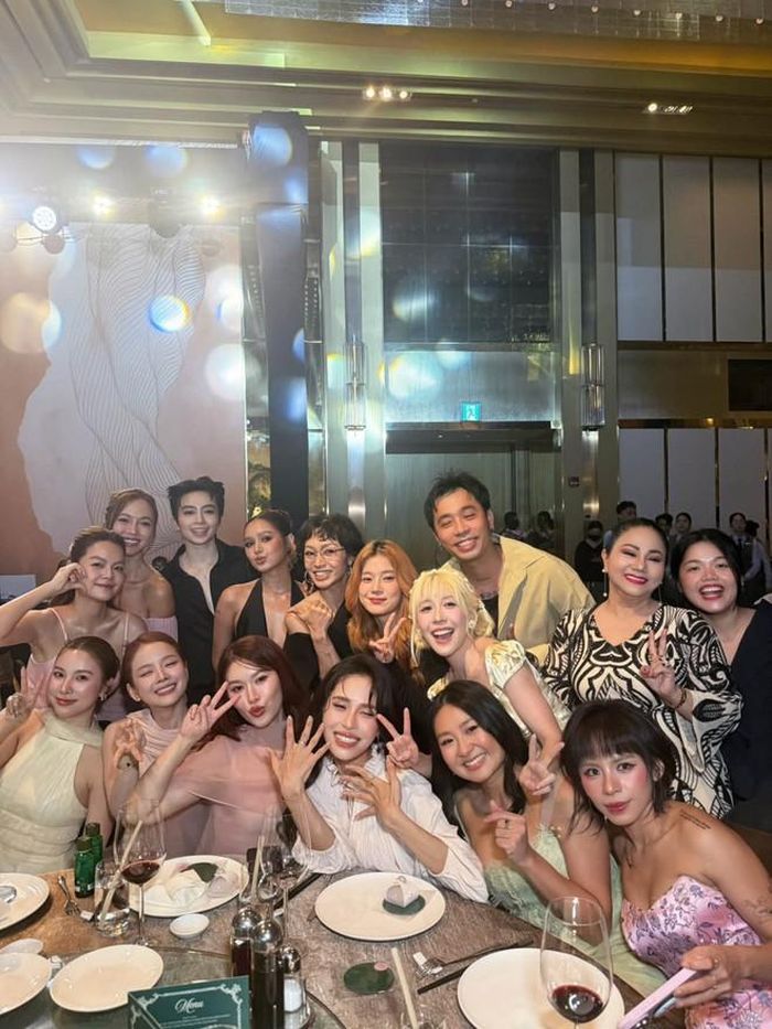 Các khách mời là các nghệ sĩ nổi tiếng như Phạm Quỳnh Anh, Gil Lê, Xoài Non, Ngọc Thanh Tâm khoe ảnh dự tiệc cưới vào buổi tối 20/6.