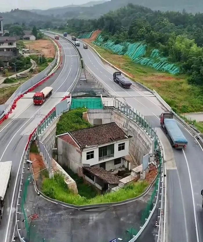 Gia đình ông Hoàng Bình chính thức rời khỏi căn nhà hai tầng nằm giữa tuyến quốc lộ G206 sau 6 năm bám trụ.