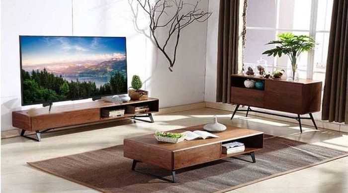 Theo phong thủy, khoảng cách lý tưởng để xem tivi là khi hình ảnh rõ nét mà không gây mỏi mắt hoặc chật chội. Thông thường, khoảng cách từ tivi đến sofa nên khoảng 2-3 lần chiều cao màn hình để đảm bảo tầm nhìn thoải mái.