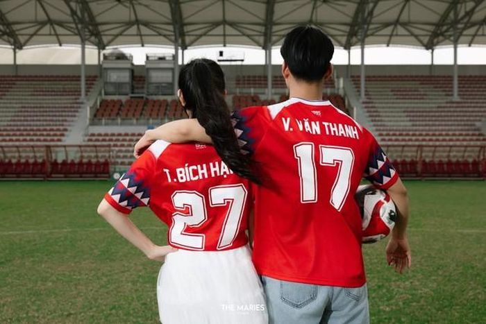 Cũng trong tháng 4, Văn Thanh khiến nhiều người bất ngờ khi thực hiện màn cầu hôn lãng mạn bên bờ biển dành cho bạn gái. Trước hôn lễ tại Hà Nội, cặp đôi đã tổ chức đám cưới ở quê cô dâu tại Ninh Bình vào ngày 12/5, trong khi lễ dạm ngõ diễn ra từ cuối tháng 2.