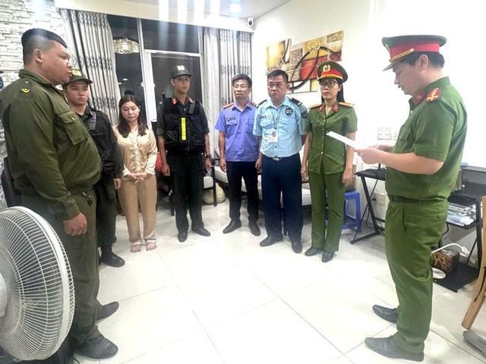 Cơ quan Cảnh sát điều tra Công an TP. Đồng Nai thi hành lệnh khám xét khẩn cấp đối với đối tượng Trần Thị Thu Hà. Ảnh: CACC