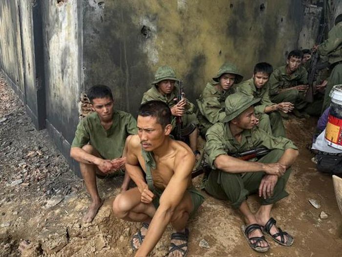 Phân cảnh Tạ (Phương Nam) ngồi cùng các chiến sĩ trong tiểu đội 1 của phim "Mưa đỏ".