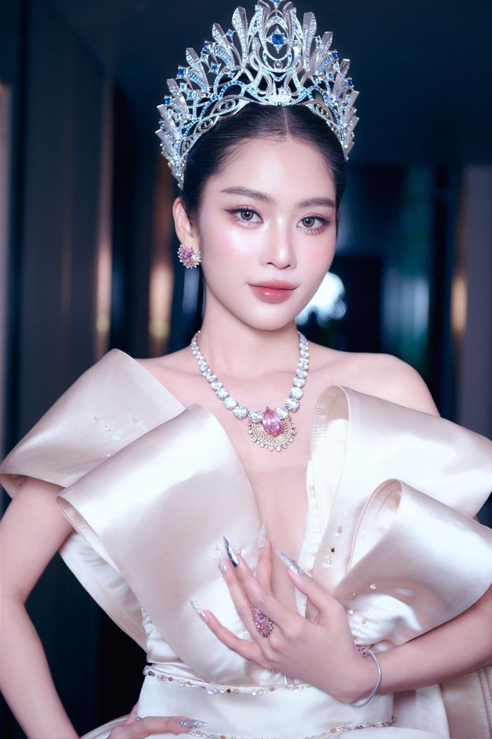 Nam Anh (tên thật Lệ Nam), vượt qua em gái Nam Em và 28 thí sinh để giành vương miện Miss Cosmo TP HCM. Trên trang cá nhân, người đẹp đã có động thái mới khi đăng hình ảnh xinh đẹp rạng rỡ khi đội vương miện, tham gia sự kiện thời trang.