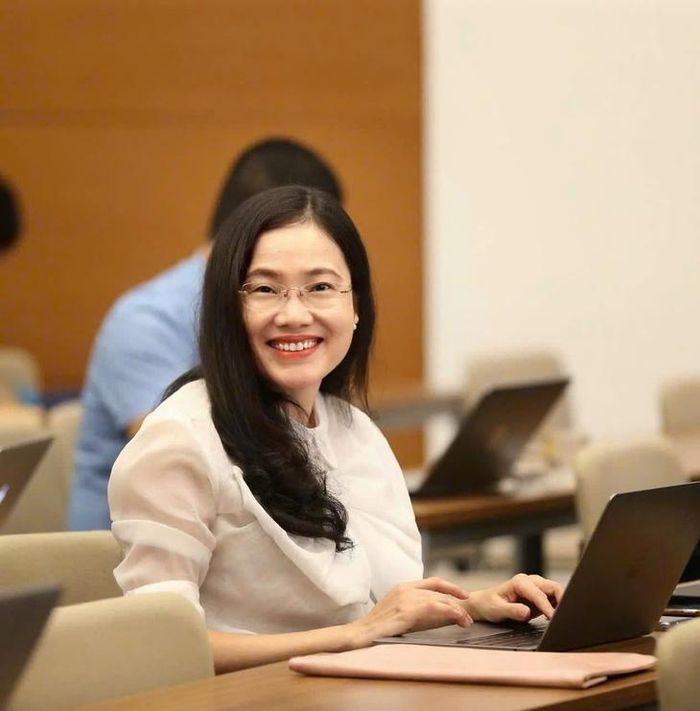 Nhà báo Thu Sâm - Báo Văn Hóa tác nghiệp tại Kỳ họp thứ Nhất, Quốc hội khóa XVI.
