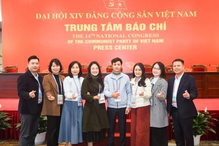 Các nhà báo, phóng viên chụp ảnh kỷ niệm sau khi hoàn tất đưa tin tại Đại hội đại biểu toàn quốc lần thứ XIV của Đảng.