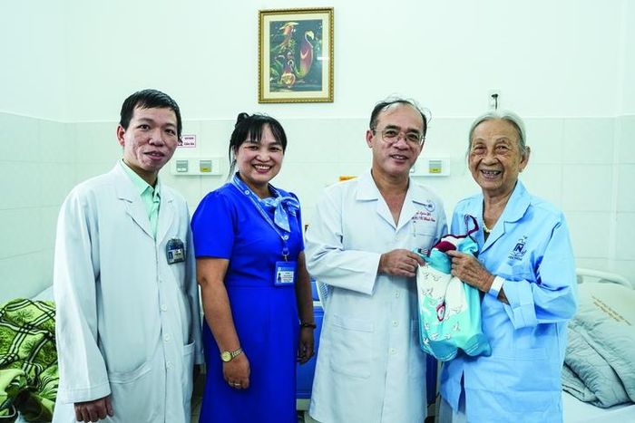 PGS.TS. Võ Thành Toàn thăm, tặng quà cho bệnh nhân điều trị tại bệnh viện. Nguồn: BVCC