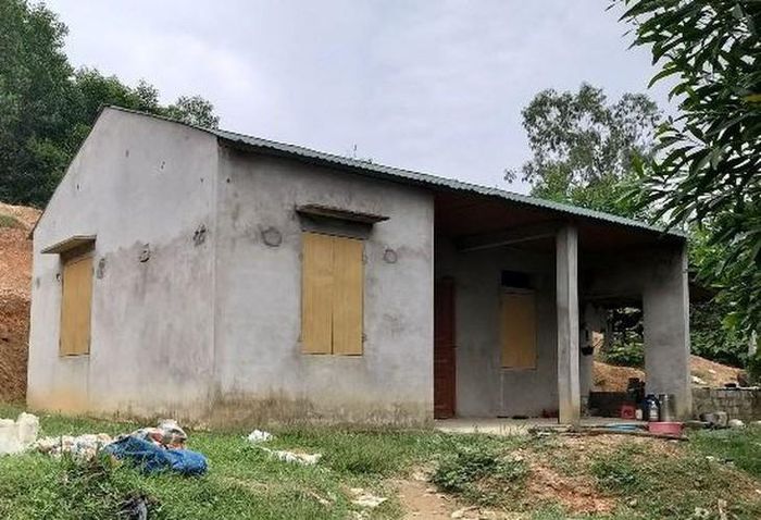 Ngôi nhà trên sườn đồi ở xã Thanh An là nơi hai chị em Hiền từng sống trong cảnh thiếu thốn trước khi được cộng đồng và Làng trẻ em SOS Nghệ An giang tay đón nhận.