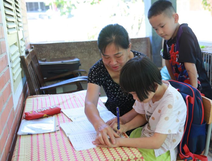 Dưới mái nhà Làng trẻ em SOS Nghệ An, em gái của Hiền nay đã được học tập, chăm sóc trong vòng tay yêu thương của các mẹ SOS.