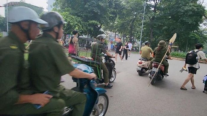 Đội bắt chó thả rông hoạt động trong công viên. Ảnh: VA.