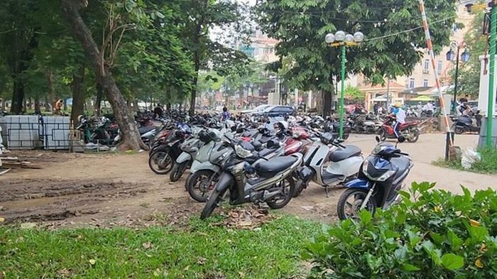 Hình ảnh bãi xe tại cổng công viên trên phố Nguyễn Đình Chiểu. Ảnh: VA.