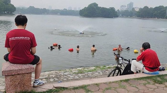 Một nhóm người bơi tại hồ Bảy Mẫu. Ảnh: VA.