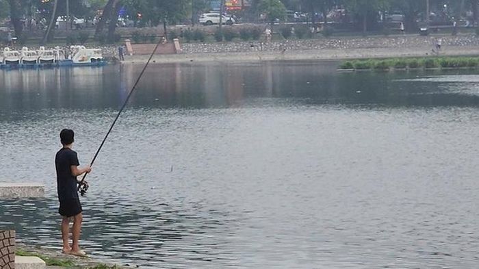 Một thanh niên đang câu cá tại hồ Bảy Mẫu. Ảnh: VA.