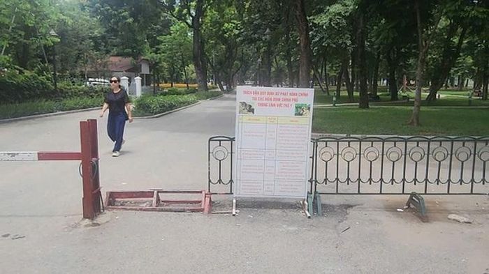 Biển cảnh báo xử lý các hành vi thả rông chó được đặt tại các cổng ra vào của công viên. Ảnh: VA.