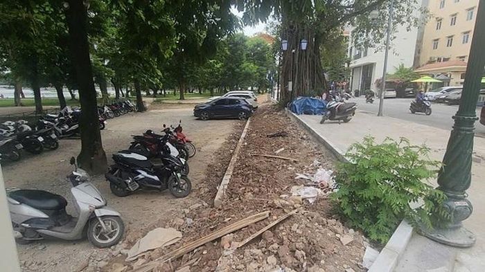 Hệ thống kè chiếm một phần diện tích đáng kể của bãi xe cũ. Ảnh: VA.
