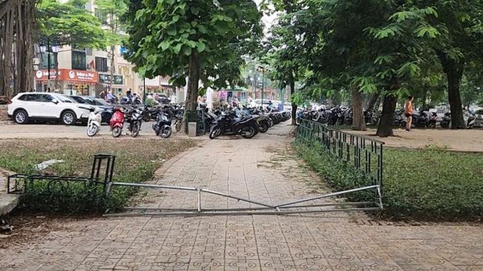 Đường nội bộ (lối di) trong công viên cũng bị quây lại. Ảnh: VA.