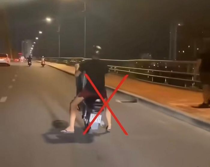 Hình ảnh nam thanh niên bốc đầu xe. Ảnh cắt từ clip - nguồn Công an TP Đà Nẵng.