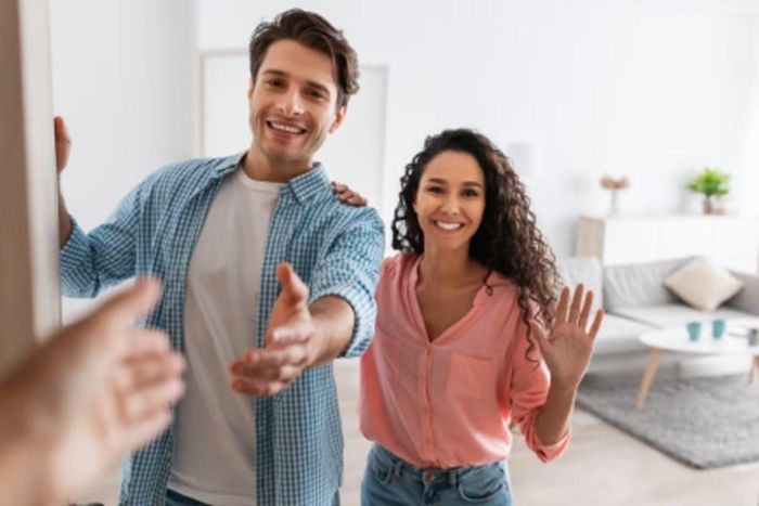 Nhiều người Việt Nam cũng hay nhắc không đứng ở ngưỡng cửa, nhất là khi tới nhà người khác. Ảnh minh họa: Realty Executives.