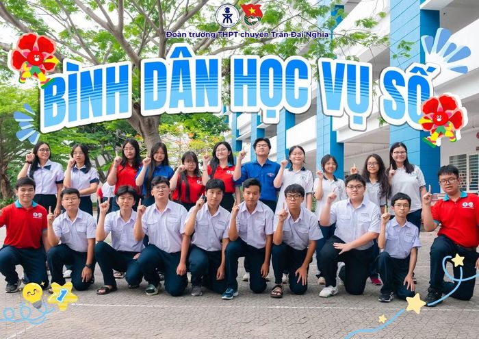 Cư dân trường THPT chuyên Trần Đại Nghĩa triển khai đội hình Bình dân học vụ số trong chiến dịch tình nguyện hè Hoa Phượng Đỏ để hỗ trợ, hướng dẫn các cô chú Đảng viên lớn tuổi trên địa bàn phường An Khánh tiếp cận và sử dụng ứng dụng Sổ tay Đảng viên điện tử.