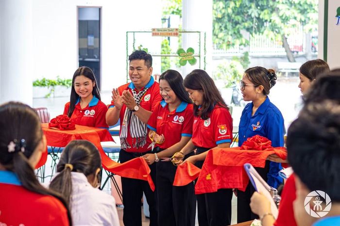 Huyền Thư luôn sát sao với các bạn, các em cùng tổ chức các hoạt động bổ ích cho teen Trần Chuyên trong các chiến dịch tình nguyện.
