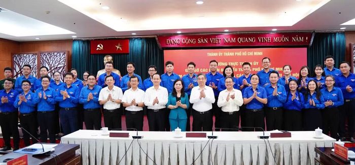 Huyền Thư (hàng đầu, thứ ba bên phải) tham dự buổi gặp gỡ với Ban Thường trực Thành ủy TP.HCM.