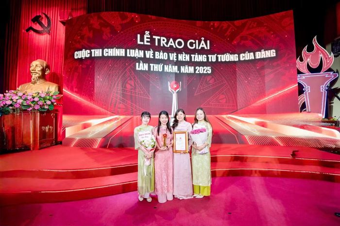  Hồng Nhung (ngoài cùng bên trái) tại Lễ Trao giải cuộc thi Chính luận vì bảo vệ Tư tưởng của Đảng lần thứ V, năm 2025. 