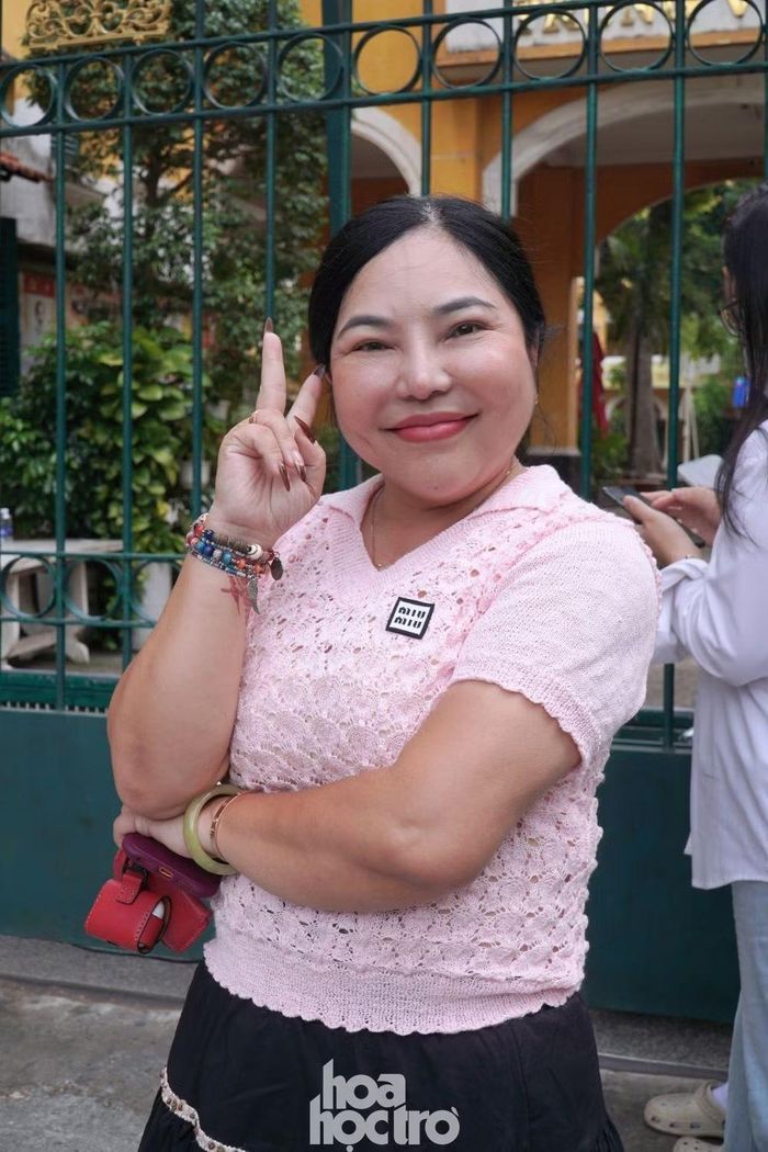 Cô Minh Hiền chờ con trước cổng điểm thi THPT Trưng Vương trong kỳ thi tuyển sinh lớp 10 TP.HCM.
