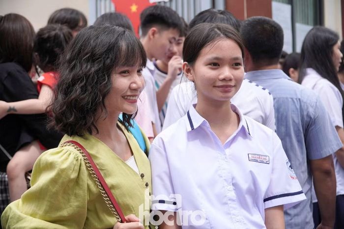 Bạn Phương Thảo cùng mẹ sau kỳ thi tuyển sinh lớp 10 TP.HCM tại điểm thi trường THCS Võ Trường Toản. Sự ủng hộ, đồng hành của mẹ là chỗ dựa tinh thần vững chắc của Thảo.