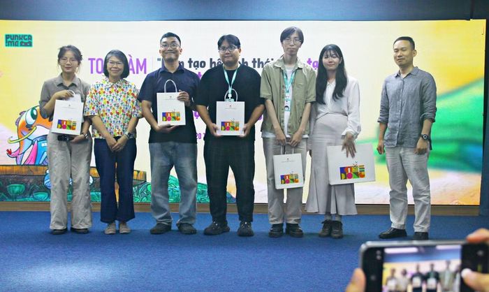 Đại diện NXB Kim Đồng tặng hoa cảm ơn các khách mời tham gia chương trình.