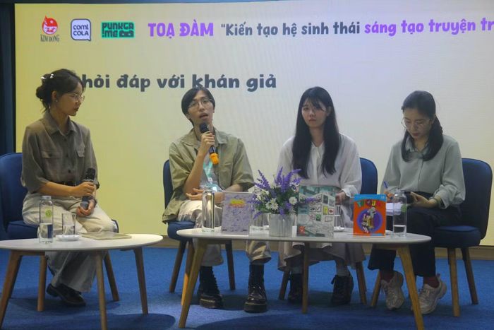MC và các khách mời: Họa sĩ Trần Minh Đức, họa sĩ Soe và phiên dịch viên (từ trái sang).