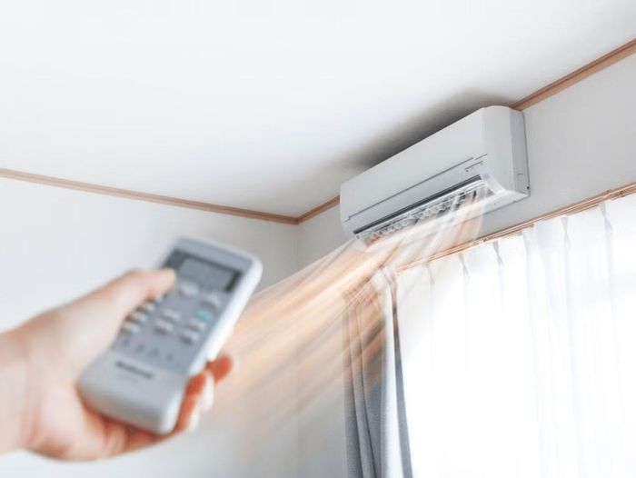 Việc để điều hòa rất lạnh vừa hại máy, vừa hại sức khỏe. Ảnh minh họa: Logicool Air.