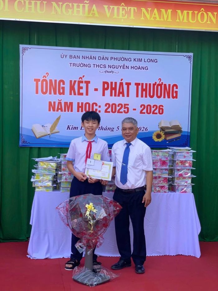 Lê Văn Bảo Duy còn trúng tuyển lớp chuyên Tin học của Trường THPT chuyên Quốc Học Huế với 39,9 điểm. (Ảnh: THCS Nguyễn Hoàng)