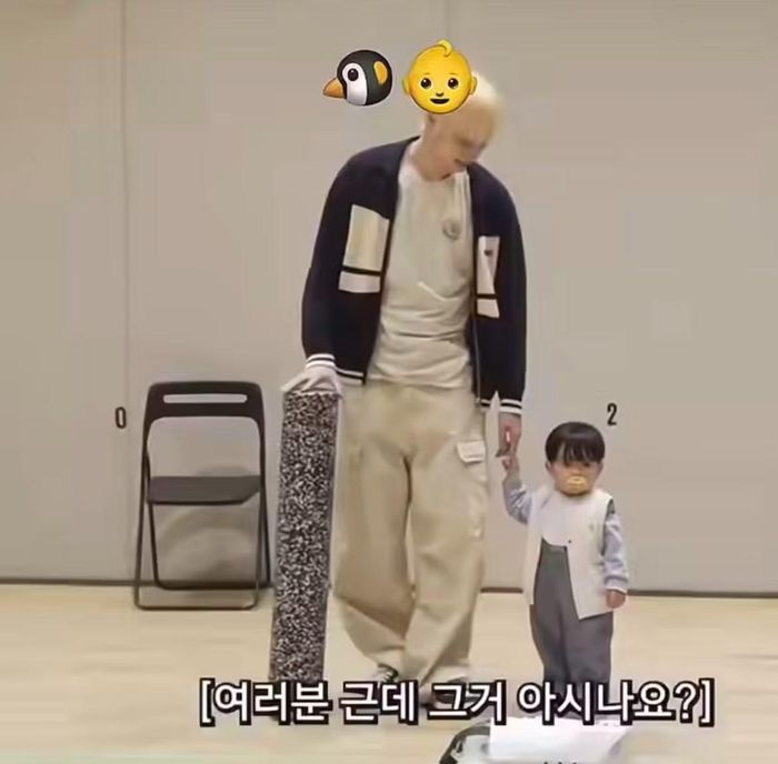 Yoojun "tí hin" đáng yêu cạnh Huening Kai.