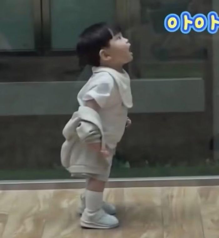 "Yoojun hoạt hình" khi há miệng nhướn người ra hiệu chú cho thêm đồ ăn.