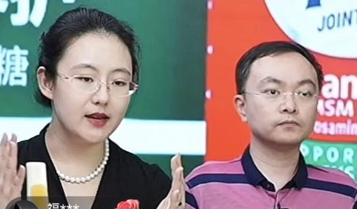 Hai người có một con trai. Bà Đoàn hiện vận hành tài khoản mạng xã hội "Trạm Phá băng", thường xuyên phát trực tiếp bán hàng để gây quỹ cho các nghiên cứu khoa học. 