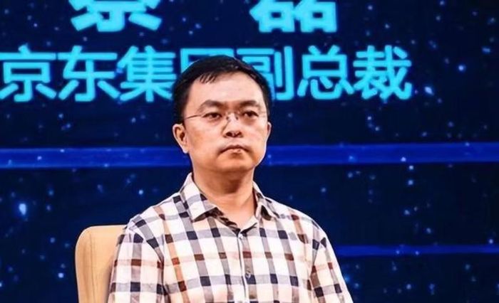 Ban đầu, ông thường xuyên bị co giật ở cánh tay trái và nghĩ rằng đó chỉ là hậu quả của làm việc quá sức.
