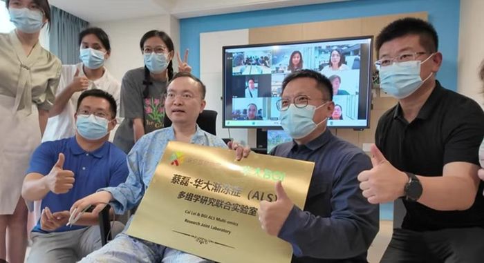Dù vậy, ông Thái không đầu hàng số phận. Trong suốt 7 năm qua, ông vẫn làm việc gần 12 tiếng mỗi ngày và dành toàn bộ tài sản cho việc nghiên cứu thuốc điều trị ALS.