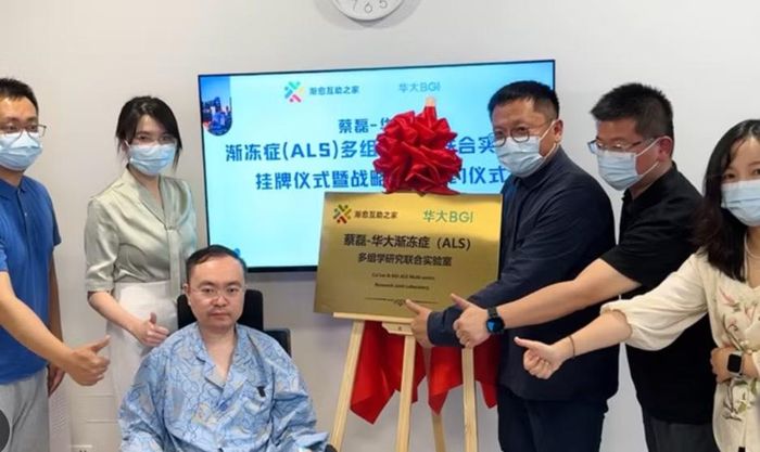 Ông thành lập công ty công nghệ y tế Aisikang Bắc Kinh, quyên góp hơn 100 triệu nhân dân tệ, tương đương 15 triệu USD, cho các nghiên cứu về ALS. Ông cũng thành lập 4 quỹ từ thiện và hợp tác với nhiều nhà khoa học, bác sĩ để xây dựng phòng thí nghiệm.