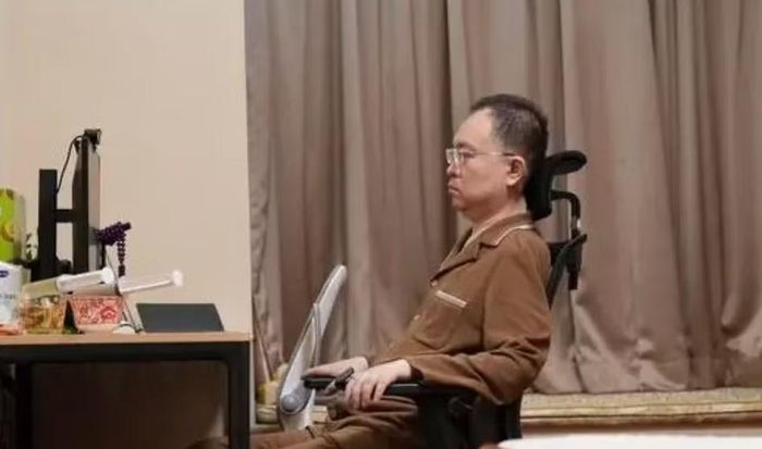 Đội ngũ của ông đã xây dựng nền tảng dữ liệu nghiên cứu ALS có quy mô lớn nhất thế giới, giúp tăng tốc độ phát triển thuốc lên gấp 20 lần. Hiện ông đang thúc đẩy hơn 300 chương trình phát triển thuốc điều trị căn bệnh này.