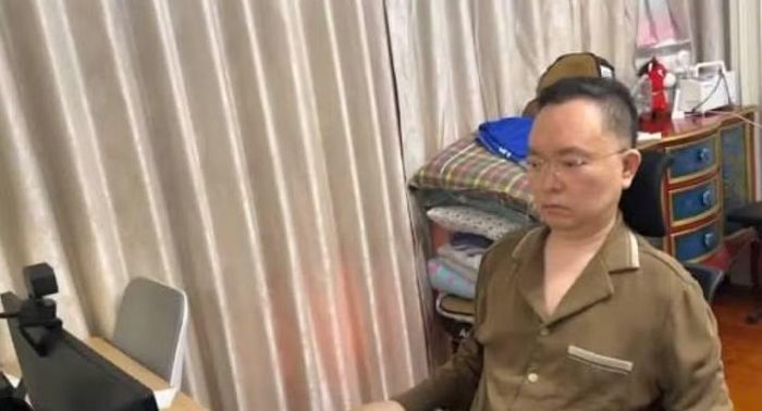 Hiện 48 tuổi, ông Thái không thể cử động hay nói chuyện mà phải sử dụng công nghệ theo dõi ánh mắt để điều khiển máy tính, giao tiếp và làm việc.