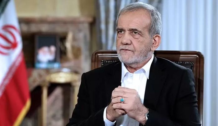 "Mỹ yêu cầu Iran không chế tạo bom nguyên tử. Đây chẳng phải điều mới mẻ gì và chúng tôi cũng có thể tuyên bố bằng văn bản rằng Iran không có ý định chế tạo bom. Tuy nhiên, chúng tôi không từ bỏ quyền làm giàu uranium và phía bên kia sẽ không còn lựa chọn nào khác ngoài việc chấp nhận quyền này", ông Pezeshkian nói. 