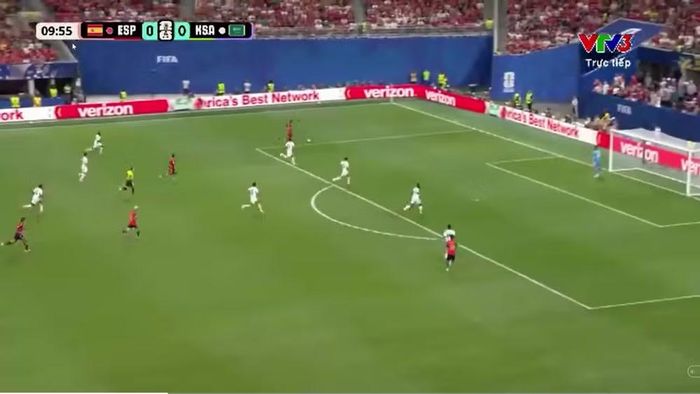 Phút thứ 10, Dani Olmo thực hiện đường chọc khe chính xác để Oyarzabal thoát xuống bên cánh trái trước khi căng ngang thuận lợi. Lamine Yamal có mặt đúng lúc, đệm bóng cận thành mở tỷ số 1-0 cho Tây Ban Nha.