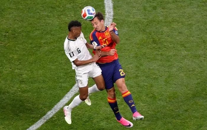 Phút 23, Rodri thực hiện đường chuyền dài chính xác để Dani Olmo đánh đầu chiến thuật. Oyarzabal băng vào dứt điểm cận thành, hoàn tất cú đúp và đưa Tây Ban Nha dẫn trước 3-0.