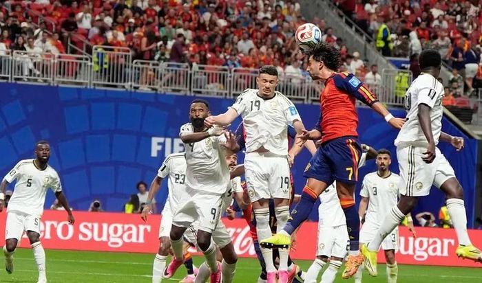 Phút 49, từ quả phạt góc của Baena, hậu vệ Marc Cucurella tung cú vô lê nhanh trong vòng cấm. Bóng đập người Hassan Altambakti đổi hướng khiến thủ môn Mohammed Al Owais không thể cản phá, nâng tỷ số lên 4-0 cho Tây Ban Nha.