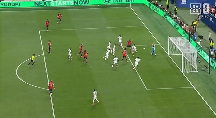 Lamine Yamal treo bóng vào vòng cấm, hàng thủ Saudi Arabia phá bóng không dứt khoát tạo điều kiện để Dani Olmo tung cú sút căng. Trong pha bóng lộn xộn trước khung thành, Oyarzabal nhanh chân dứt điểm cận thành, nâng tỷ số lên 2-0.