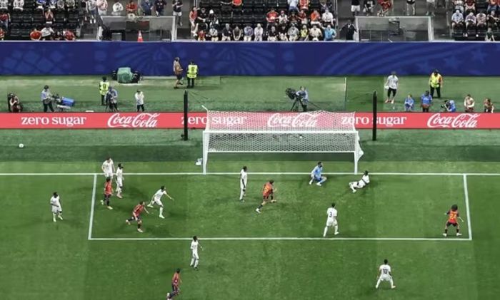 Khoảng thời gian còn lại của hiệp 1 chứng kiến sự áp đảo hoàn toàn của La Furia Roja. Saudi Arabia gần như không thể tổ chức tấn công và phải lùi sâu phòng ngự trước những đợt lên bóng liên tiếp của đối phương.