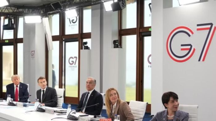 Trong bài đăng trên mạng xã hội, ông Trump lặp lại tuyên bố rằng bà Meloni đã yêu cầu chụp ảnh với ông "hết lần này đến lần khác". Tuy nhiên, Thủ tướng Italy ngay lập tức bác bỏ và cho rằng những phát biểu của nhà lãnh đạo Mỹ không đúng sự thật.