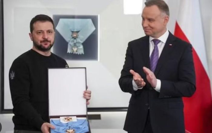 Tổng thống Ukraine Volodymyr Zelensky ngày 20/6 thông báo đã gửi trả Huân chương Đại bàng Trắng cho Ba Lan, động thái mới nhất trong căng thẳng ngoại giao giữa hai nước liên quan đến cách nhìn nhận lịch sử. 