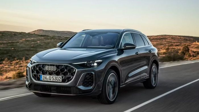 Tại Việt Nam, Audi Q5 thế hệ thứ 3 được phân phối với 2 phiên bản gồm Q5 SUV TFSI quattro và Q5 Sportback TFSI quattro. Giá bán lần lượt từ 2,849 tỷ đồng đến 2,949 tỷ đồng