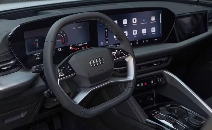 Không gian nội thất là một trong những thay đổi đáng chú ý nhất trên Audi Q5 thế hệ mới. Xe được trang bị hệ thống Audi Digital Stage gồm bảng đồng hồ kỹ thuật số Audi Virtual Cockpit kích thước 11,9 inch, màn hình giải trí trung tâm OLED 14,5 inch và màn hình riêng 10,9 inch dành cho hành khách phía trước.